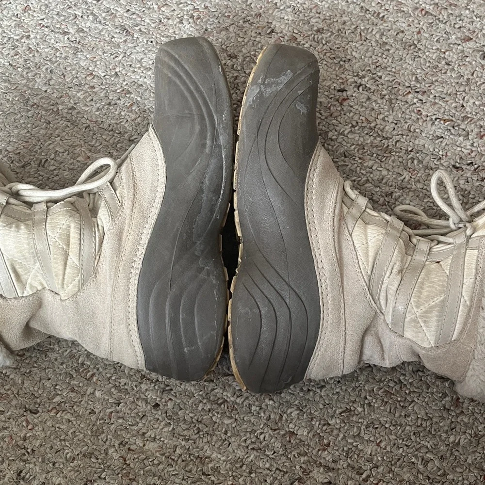 Columbia Women's Tan and Gray Winter Boots Sz 9